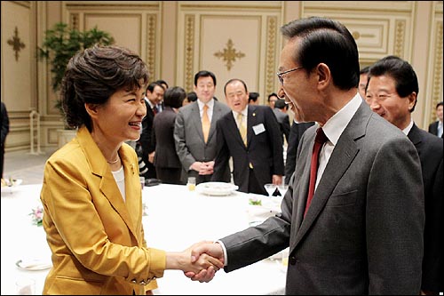이명박 대통령와 박근혜 전 대표가 10월1일 저녁 청와대에서 열린 한나라당 의원들의 만찬에 앞서 악수하며 인사를 나눴다. 8월 21일 회동 이후 둘 사이가 상당히 가까워졌다는 평가다. 