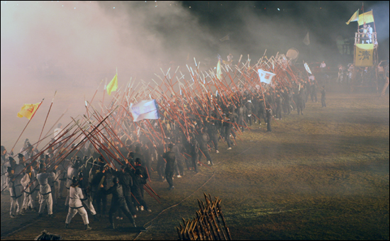 황산벌 전투 재현행사장에 만들어진 백제군과 신라군의 전투장면
