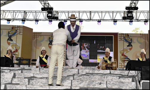 멕시코 ‘마리아치’ 공연단 중 한명이 무대로 뛰어 올라가 파란지폐를 공연자에게 건네고 있는 모습
