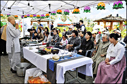  사찰음식이 담긴 요리책을 발간한 대안스님의 사찰음식 요리 강연을 하고 있다.