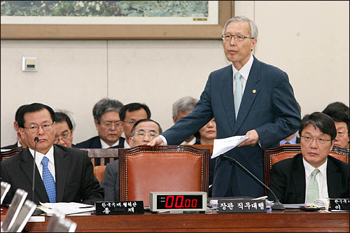 신각수 외교통상부 장관직무대행이 4일 국회 외통위 국정감사에 출석해 자리에 앉고 있다.