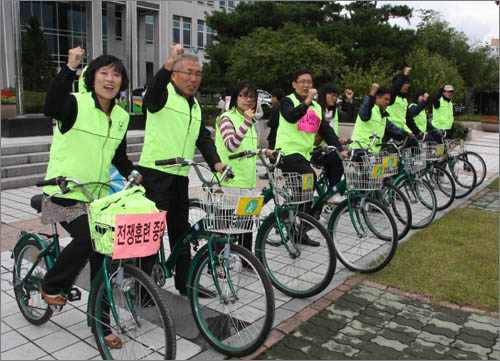 기자회견을 마친 '6.15공동선언실천 남측위원회 대전본부'는 대전시청에서 대전역까지 이어지는 10.4km달리는 자전거 대행진을 펼쳤다.