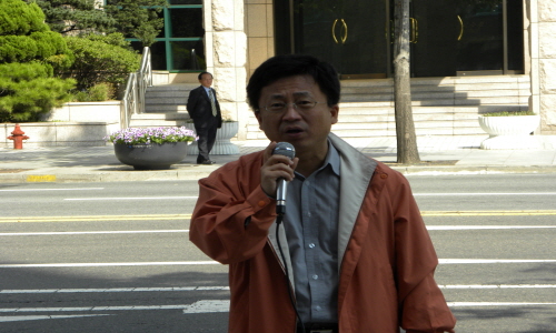 한국기독교교회협의회(KNCC) 대구인권위원회 백창욱 목사가 상신브레이크의 불법적인 인권유린 실태에 대해 규탄발언을 하고 있다.