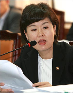 김유정 민주당 의원이 5일 오후 세종로 교육과학기술부 대회의실에서 열린 국회 교육과학기술위원회 국정감사에서 질의하고 있다.