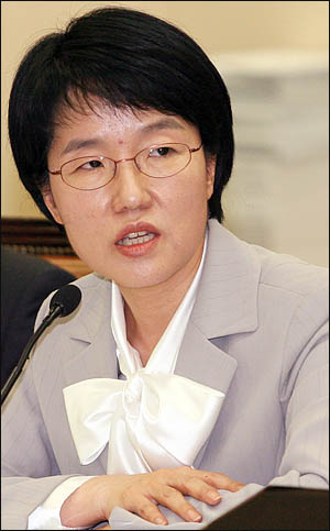 박선숙 민주당 의원이 5일 국회 정무위 국정감사에서 정호열 공정거래위원장에게 질의하고 있다.