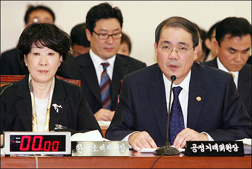 정호열 공정거래위원장이 5일 국회 정무위 국정감사에서 질의에 답변하고 있다. 왼쪽은 김영신 한국소비자원장. 