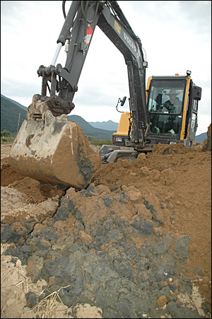 김해 상동면 낙동강 둔치에서느 오래 전에 불법 매립한 폐기물들이 나왔다. 사진은 지난 2010년 10월 2일 발굴작업 모습.