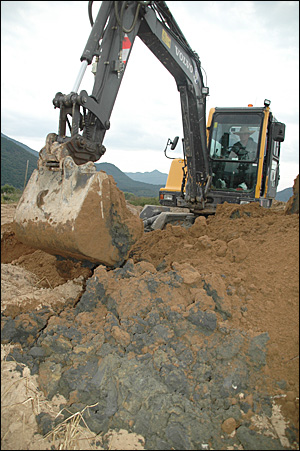  김해 상동면 낙동강 둔치에서느 오래 전에 불법 매립한 폐기물들이 나왔다. 사진은 지난 2010년 10월 2일 발굴작업 모습.