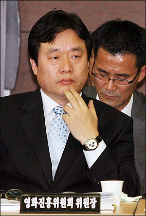  조희문 영화진흥위원장이 2010년 10월 6일 국회 문방위 국정감사에서 국감 준비 소홀에 대해 야당 의원들의 호된 질책을 받고 있다. (자료사진)