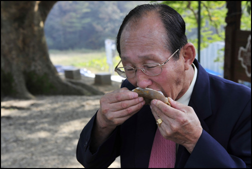 보탑사를 찾은 어르신이 으름을 드시고 있다. 달톰하면서 맛있다며 한개를 건넨다.