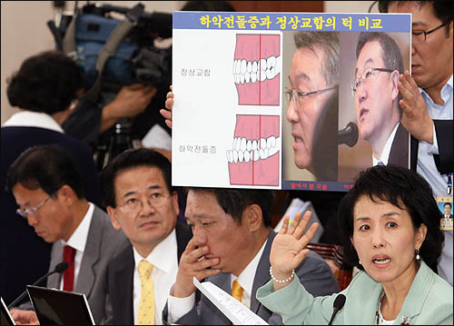 박선영 자유선진당 의원이 7일 국회에서 열린 김성환 외교통상부 장관 인사청문회에서 턱관절장애와 관련해 병역기피 의혹을 제기하고 있다.
