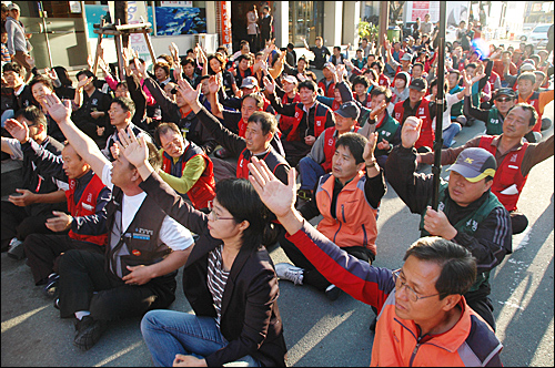 민주노총 부산본부는 7일 오후 부산진구청 앞에서 '민간위탁 해결 관련 증언대회'를 열었다.