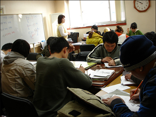 성동외국인근로자지원센터 한국어교실 수업 모습