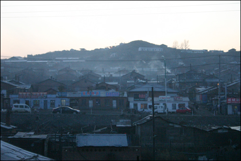 쑤이펀허 역 뒷편 마을로 저녁 준비로 석탄 연기가 자욱했다.