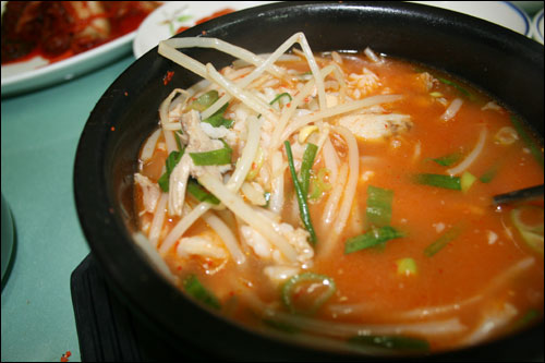 김이 모락모락 피어오르는 국밥 한 그릇의 시원함이 가슴 깊은 곳까지 전해져 온다. 