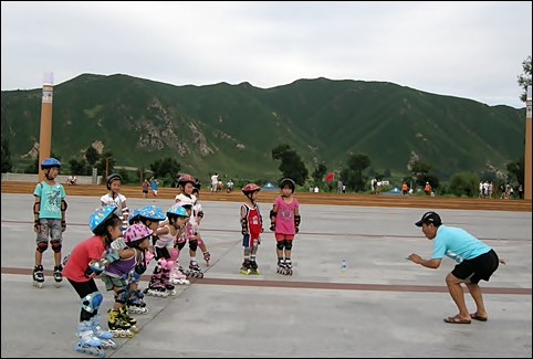공원에서 인라인스케이트를 배우는 아이들. 굶주리는 북한 아이들과 비교되면서 연변조선족자치주에서 태어난 아이들이 부럽게 보였습니다. 
