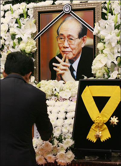 지난 2010년 10월 황장엽 전 북한 노동당 비서 사망 당시에도 정부가 1등급 훈장인 국민훈장 무궁화장을 추서해 논란이 일었다.