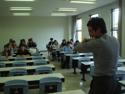  　국립국악원에서 오신 정일태 선생님께서 대금을 불고 계십니다. 학생들도 모두 놀란 눈으로 바라보고 있습니다.