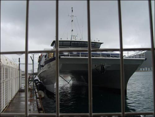 대마도 이즈하라 항구에 정박한 363톤급의 여객선. 부산과 대마도 사이를 왕복하고 있다. 
