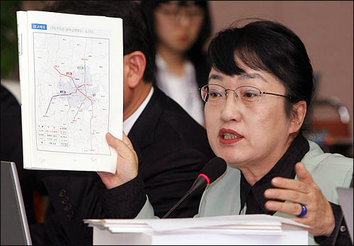 김진애 민주당 의원이 13일 경기도에 대한 국회 국토해양위 국정감사에서 수도권 광역급행철도(GTX) 사업 도입에 관한 자료제출을 요구하고 있다.