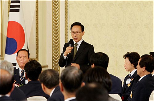  이명박 대통령이 13일 낮 청와대에서 열린 재향군인회 임원 초청 오찬에서 인사말을 하고 있다.