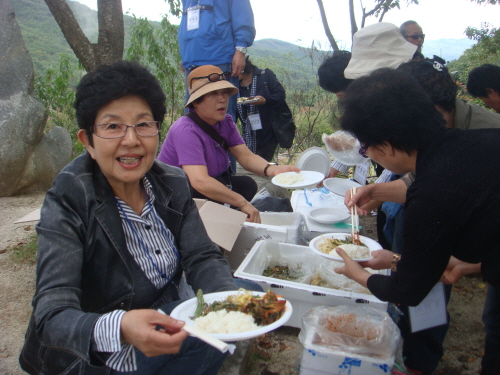 울고 넘는 박달재에서 먹는 도시락 점심 - 여성시인들이 집에서 준비해온 밥과 얼간이김치 그리고 된장국을 먹는 맛도 여행의 한 기쁨이자 일정이었다. 
