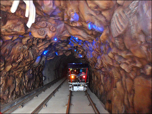 터널안 풍경으로 동굴도시 답게 환선굴의 모형을 만들어 놓았다