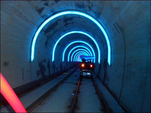 아름다운 루미나리에 터널속 풍경이 이국적이다