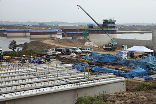 12일 오후에 찾은 영산강 살리기 6공구 승천보 건설 현장에서는 공사가 한창 진행되고 있다.