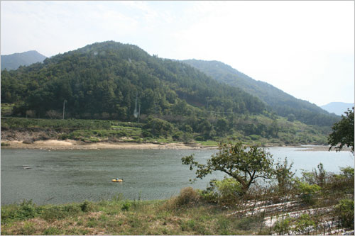 실핏줄처럼 수많은 하천이 모여 거대한 물길을 이루고 있는 섬진강이다.
