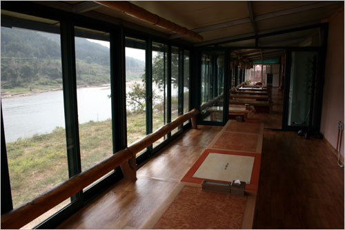 섬진강 가를 따라 길게 배치된 식당 공간이 운치 있다. 