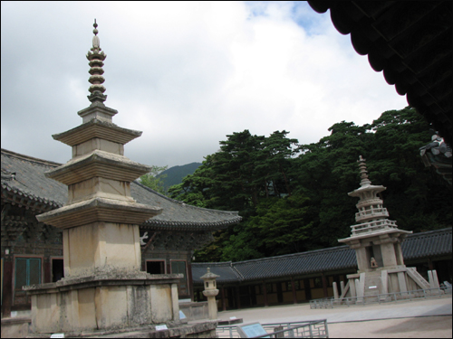 불국사 대웅전 앞 마당에 마주보고 서 있는 석가탑(왼쪽)과 다보탑.
