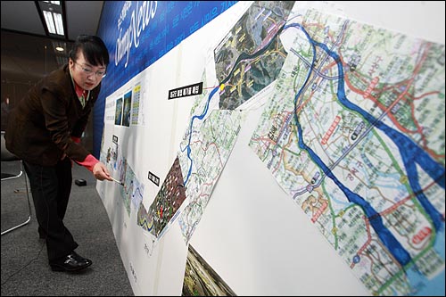 김진애 민주당 의원이 인터뷰 도중 4대강 사업 현장 지도를 가리키면서 문제점을 지적하고 있다.