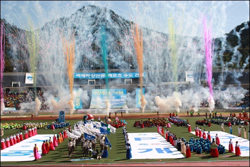 15일 '2010 여수시민의 날'을 맞아 세계박람회 성공다짐 제12회 여수시민체전 개막식이 진남주경기장에서 화려하게 개막되었다.


