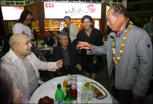  12일 밤 옛 포장마차를 술자리를 추억하는 행사를 열어 참석한 해외 영화인들과 인사를 나누는 김동호 집행위원장