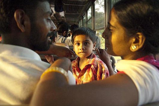 최우수작품인 ‘그윽한 시선'은 인도여행 중 버스 내부에서 촬영한 사진이다.