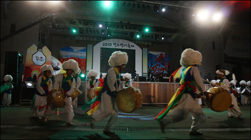 무형문화재 4호인 차산농악대가 개막축하 식전행사로 길놀이를 하고 있는 광경.