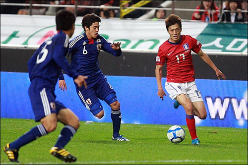  한국 축구대표팀의 이청용이 12일 저녁 서울 월드컵경기장에서 열린 일본과의 친선경기에서 우치다의 수비를 피해 드리블을 하고 있다.
