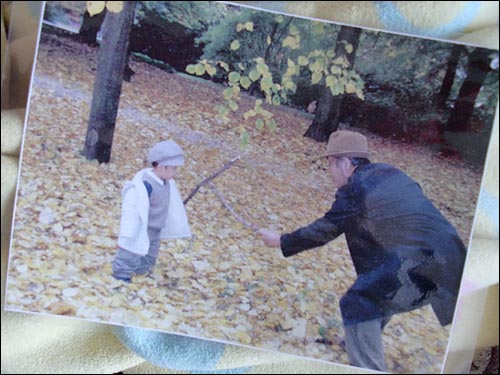 똥가리가 두어 살 때 똥가리 아빠와 낙엽지는 어느 가을 날 추풍낙엽 위에서 칼싸움을 하고 있다.