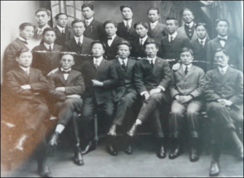 1920년 식민지 조선을 떠나 중국을 거쳐 파리에 도착했던 21명의 한국 유학생들. 맨 뒷줄 가운데 선 사람이 이용제씨.
