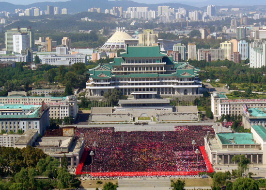 김일성 광장: 붉은색이 둘러쳐진 광장에서 행사가 열리고 있다.