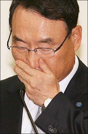 김인규 KBS 사장이 10월 18일 국회 문방위 국정감사에서 질의를 들으며 생각에 잠겨 있다.