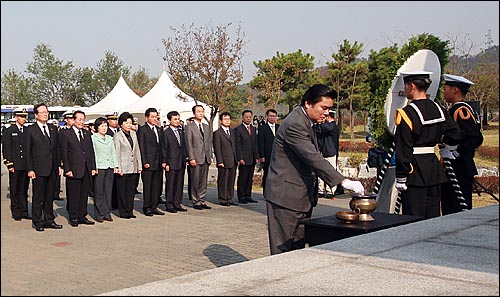 원유철 국방위원장을 비롯한 국방위원회 소속 의원들이 18일 오전 경기도 평택 해군 제2함대에 정박한 독도함에서 열린 국회 국방위원회 해군본부와 해병대사령부에 대한 국정감사에 앞서 제2연평해전 전적비를 찾아 참배를 하고 있다.