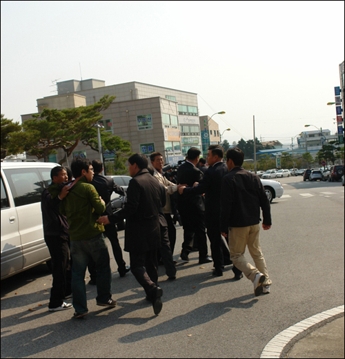 당선 무효형을 선고받고 법원을 빠져나가는 김세호 태안군수를 지지자들이 취재기자들로부터 보호한다면서 충돌을 빚기도 했다.