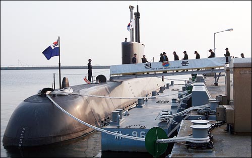 원유철 국방위원장을 비롯한 국방위원회 소속 의원들이 18일 오후 경기도 평택 해군 제2함대에서 209급 정운 잠수함(SS-067)을 시찰하고 있다.