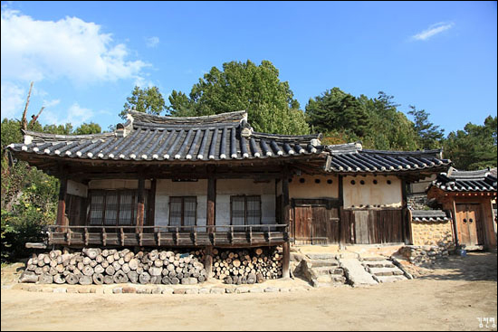 만죽재 무섬마을의 입향시조인 박수가 이곳에 들어와 최초로 지은 집이다. 원래 당호는 '섬계초당'이었으나 8대손인 승훈이 중수하고 당호를 '만죽재'라 하였다.(경상북도 민속자료 제93호)
