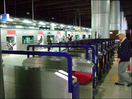 경의선 서울역은 대합실에서 개표기만 통과하면 계단없이 승강장이 나타난다. 이를 '바로타'구조라고 한다.