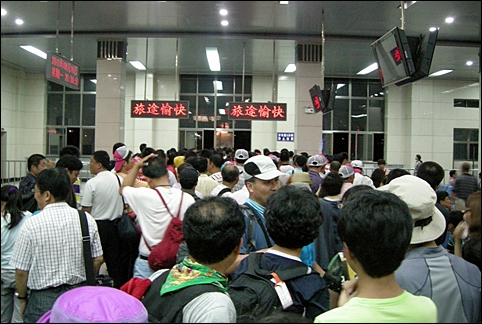 우리의 명절 때처럼 붐비는 연길역. 땅이 넓고 인구가 많은 중국의 일반승객들은 출발시각 한 시간 전까지 역에 나가서 기다려야 한답니다. 
