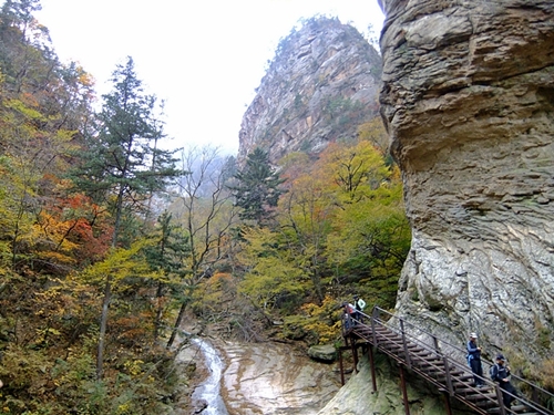나무 데크길을 따라 가을 설악산의 깊은 품속으로 걸어 들어간다. 