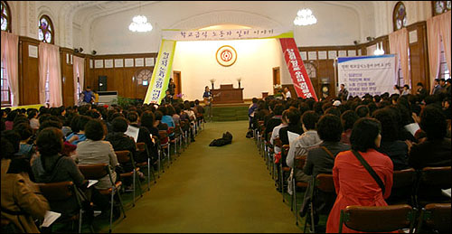  서울 종로구 수운회관에 서울시 산하 학교급식조리원 500여 명이 모였다. 이들은 열악한 근로조건 개선을 요구했다.